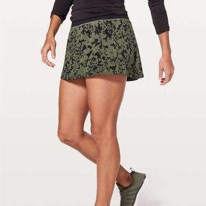 Lululemon Green & Black Floral Pace Rival Skirt - Size 6 Regular